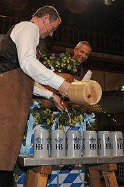 Maibock Anstich 2010 durch Finanzminister Georg Fahrenschon mit 3 Schlägen(©Foto: Ingrid Grossmann)